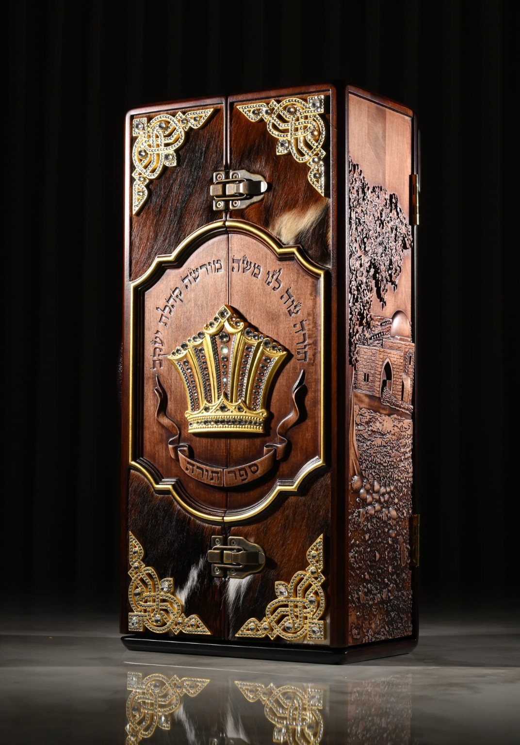 Aron Kodesh, Carrying Case and Bimah in One